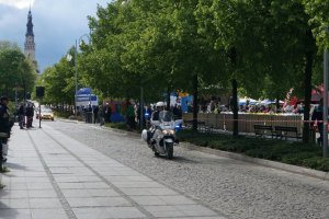 Policjanci zabezpieczają wyścig.