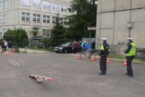 Policjanci oceniają przejazd po torze przeszkód.