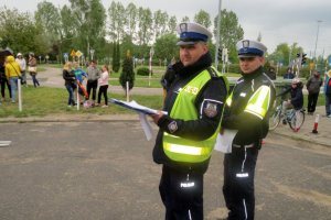 Policjanci oceniają przejazd po torze przeszkód.