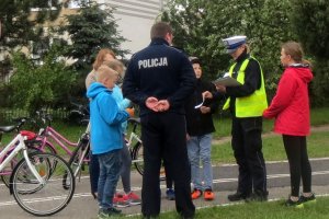 Policjanci oceniają przejazd po torze przeszkód.
