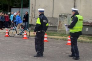 Policjanci oceniają przejazd po torze przeszkód.