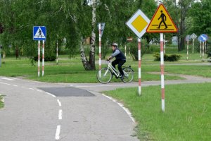 Policjanci oceniają przejazd po torze przeszkód.