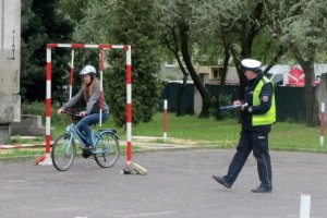 Policjanci oceniają przejazd po torze przeszkód.