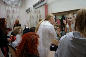 Młodzież w garderobie.