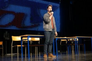 Michał Malinowski na scenie.