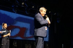 Gen. Tadeusz Budzik na scenie.