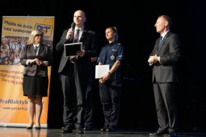 Wiceprezydent Miasta Częstochowy i zaproszeni goście na scenie.