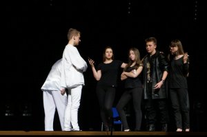 Młodzież na scenie.