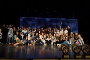 Młodzież na scenie.