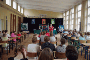 Dzieci piszą test.