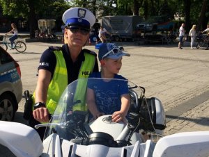 Policjantka z dzieckiem podczas pikniku.