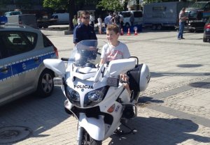 Policjanci z dziećmi podczas pikniku.