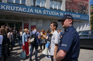 Młodzież i policjanci przed Akademią im. Jana Długosza.