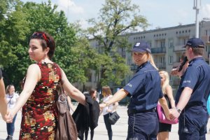 Młodzież i policjanci na Placu Biegańskiego.