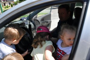 Spotkanie policjantów z przedszkolakami, prezentacja radiowozu.