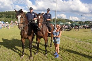Policyjni jeźdźcy z Częstochowy na festynie w Mstowie.