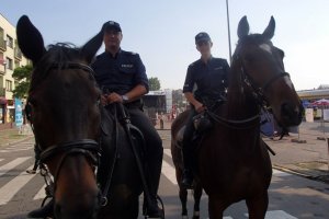 Policja konna na imprezie plenerowej.