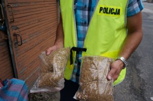 Zabezpieczone papierosy i tytoń.