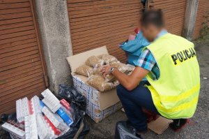 Zabezpieczone papierosy i tytoń.