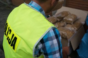 Zabezpieczone papierosy i tytoń.