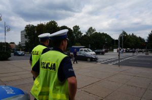 Policjanci zabezpieczają pielgrzymki.