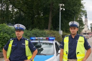 Policjanci zabezpieczają pielgrzymki.