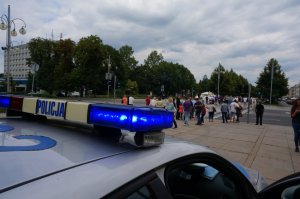 Policjanci zabezpieczają pielgrzymki.