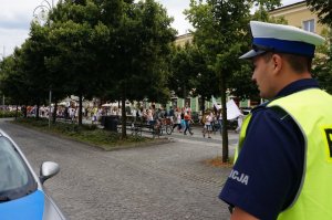 Policjanci zabezpieczają pielgrzymki.