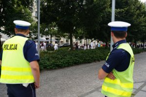 Policjanci zabezpieczają pielgrzymki.