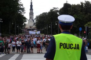 Policjanci kierują ruchem.