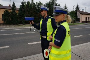 Policjanci podczas kontroli na drodze.