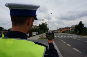 Policjanci podczas kontroli na drodze.