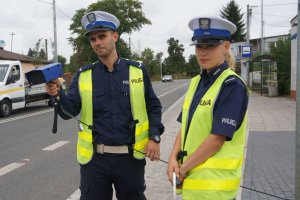 Policjanci podczas kontroli na drodze.