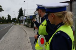 Policjanci podczas kontroli na drodze.