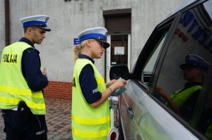 Policjanci podczas kontroli na drodze.
