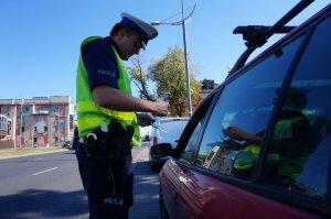 Policjanci kontrolują ruch kołowy na częstochowskich drogach.