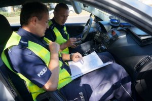 Policjanci kontrolują ruch kołowy na częstochowskich drogach.
