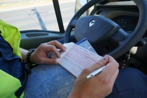 Policjanci kontrolują ruch kołowy na częstochowskich drogach.