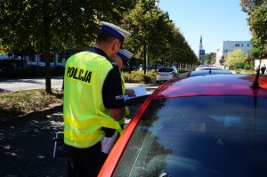 Policjanci kontrolują ruch kołowy na częstochowskich drogach.