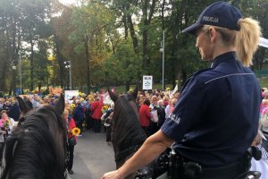 Policjanci zabezpieczają pielgrzymkę Amazonek.