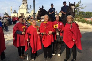 Policjanci zabezpieczają pielgrzymkę Amazonek.