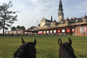 Policjanci zabezpieczają pielgrzymkę Amazonek.