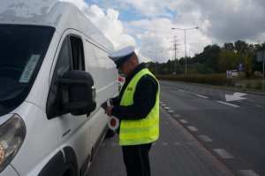 policjant kontroluje pojazd