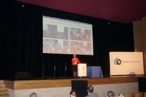 Prelegent omawia prezentację