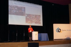 Prelegent omawaia prezentację