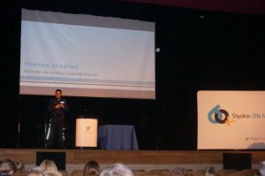 Prelegent na scenie omawia prezentację