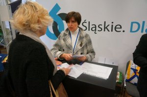 Seniorzy rozmawiają w kuluarach