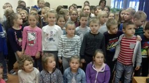 dzieci z policjantką