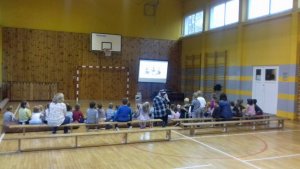 dzieci oglądają film