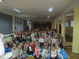 dzieci wraz z policjantką